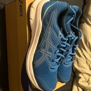 Brand new ASICS Jolt 3 GS kids size 6